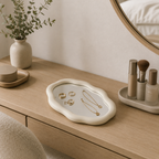 Hvitt asymmetrisk speil tray i hvitt på et sminkebord 
