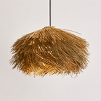 Straw pendelllampe i et hvitt studio. 