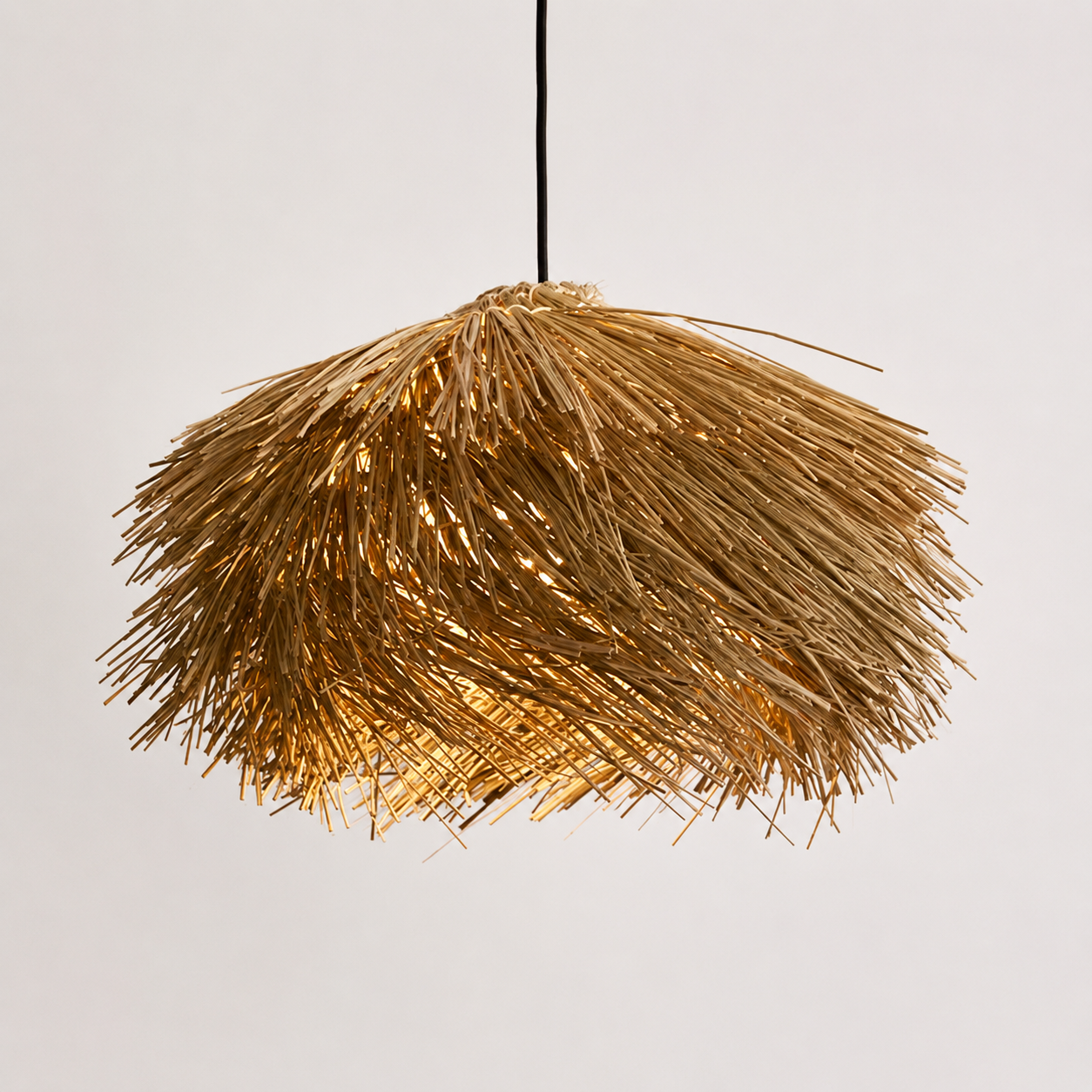 Straw pendelllampe i et hvitt studio. 