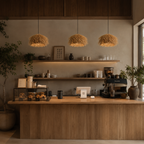 3 strå, rattan pendellamper i en cafe med moderne utseende. 