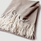 Ullpledd i ull og cashmere i herringbone fiskebensmønster.