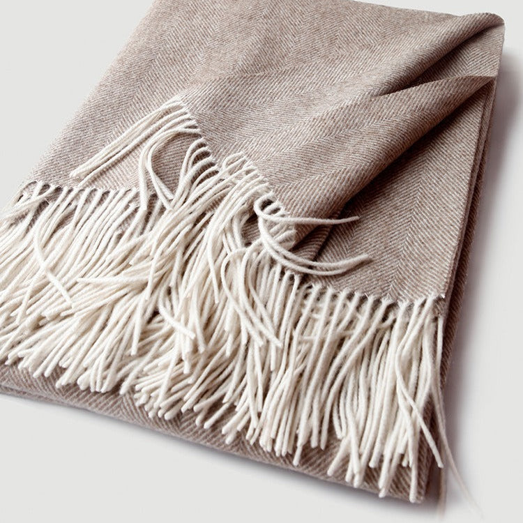 Ullpledd i ull og cashmere i herringbone fiskebensmønster.