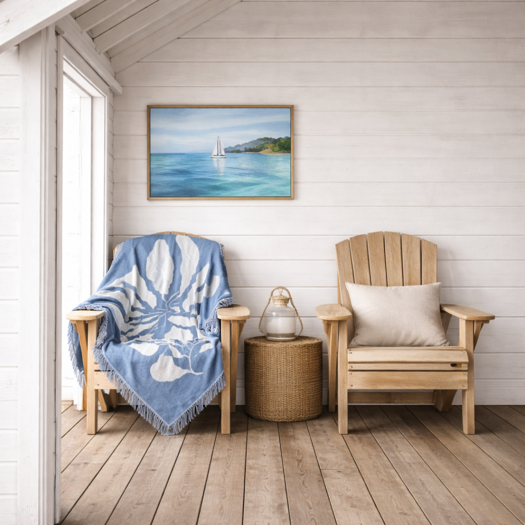 Fint maritimt teppe over noen fine stoler i et båthus. 