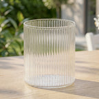 Rillet glass perfekt for iskaffe ute i en hage.