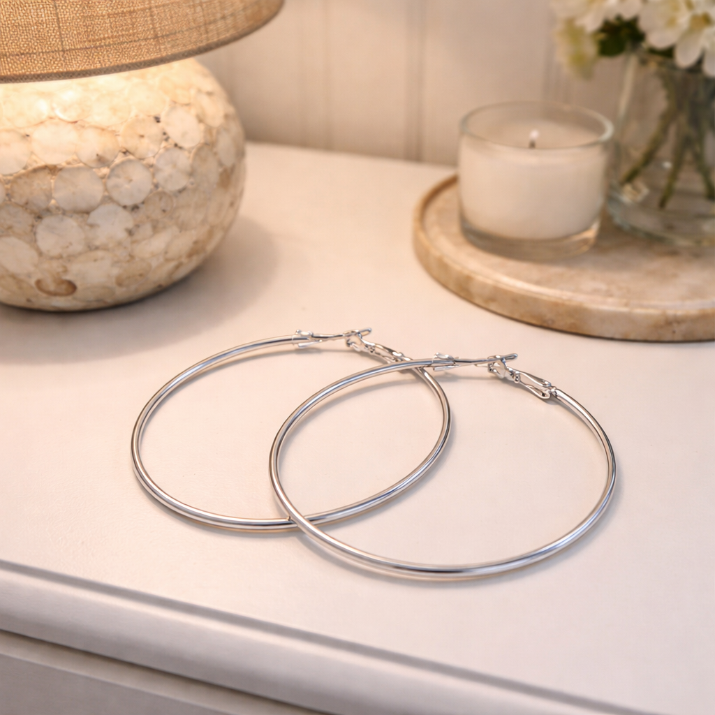 Sølv øreringer på et nattbord.