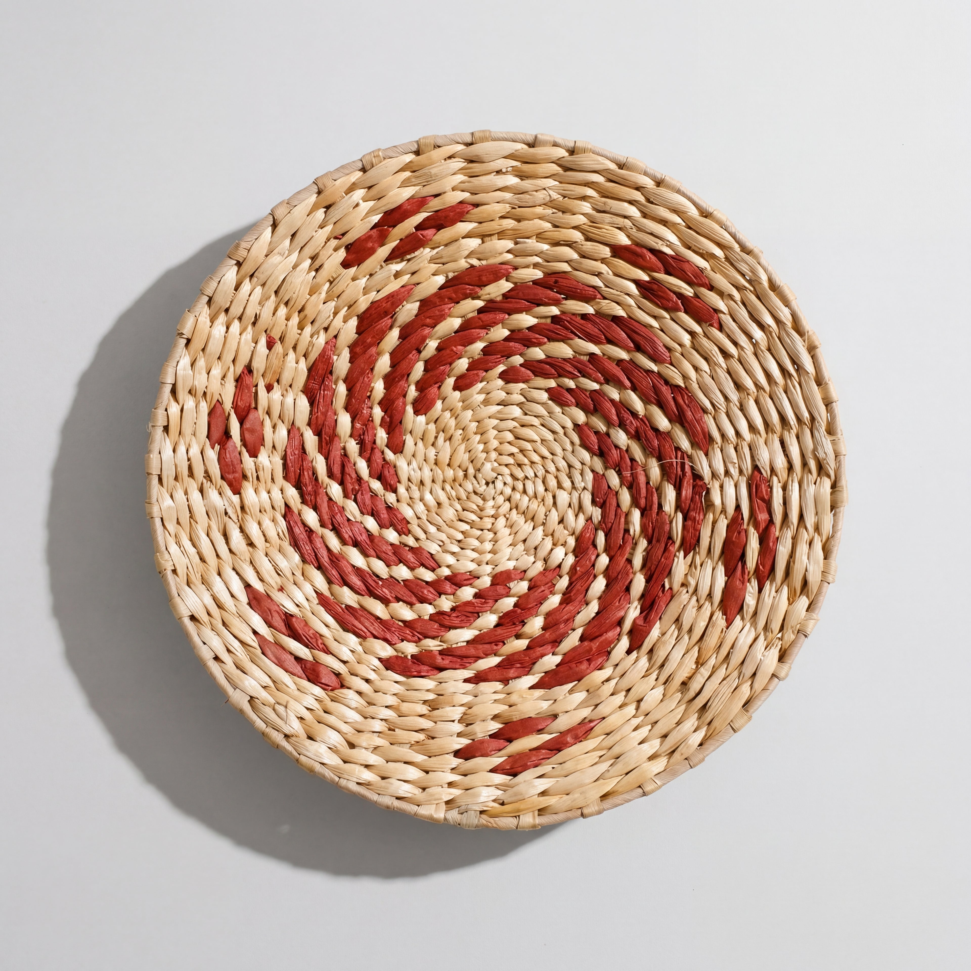 Veggkurv i rød i kult design på en fin studiovegg.