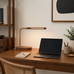 Trelampe med metalldetaljer.