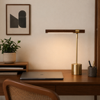 Bordlampe på en moderne pult i.