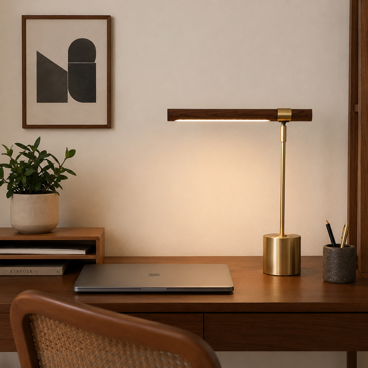 Bordlampe på en moderne pult i.