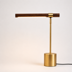 Trelampe i metall i et hvitt studio. 