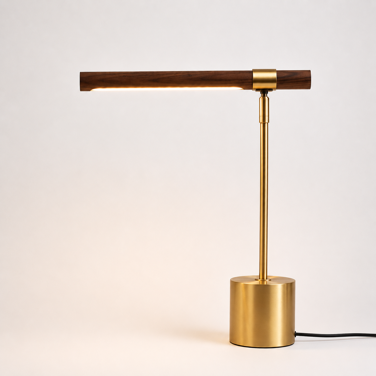 Trelampe i metall i et hvitt studio. 