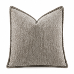 Et lyst grått chenille putetrekk i et hvitt studio.