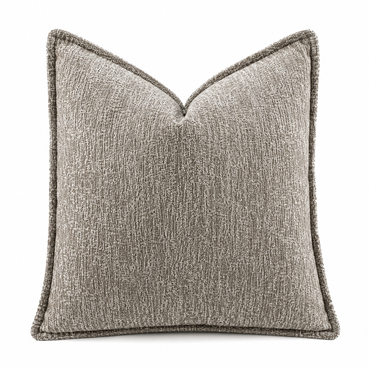 Et lyst grått chenille putetrekk i et hvitt studio.