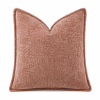 Gammelrosa putetrekk i chenille stoff i et hvitt studio.