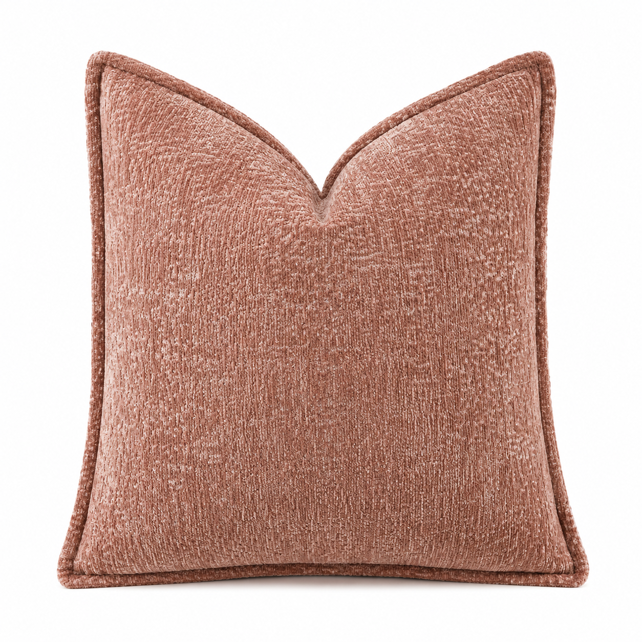 Gammelrosa putetrekk i chenille stoff i et hvitt studio.