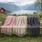 Strikket Nordisk Pledd | Dekorativt Sofa- og Sengeteppe med Dusker