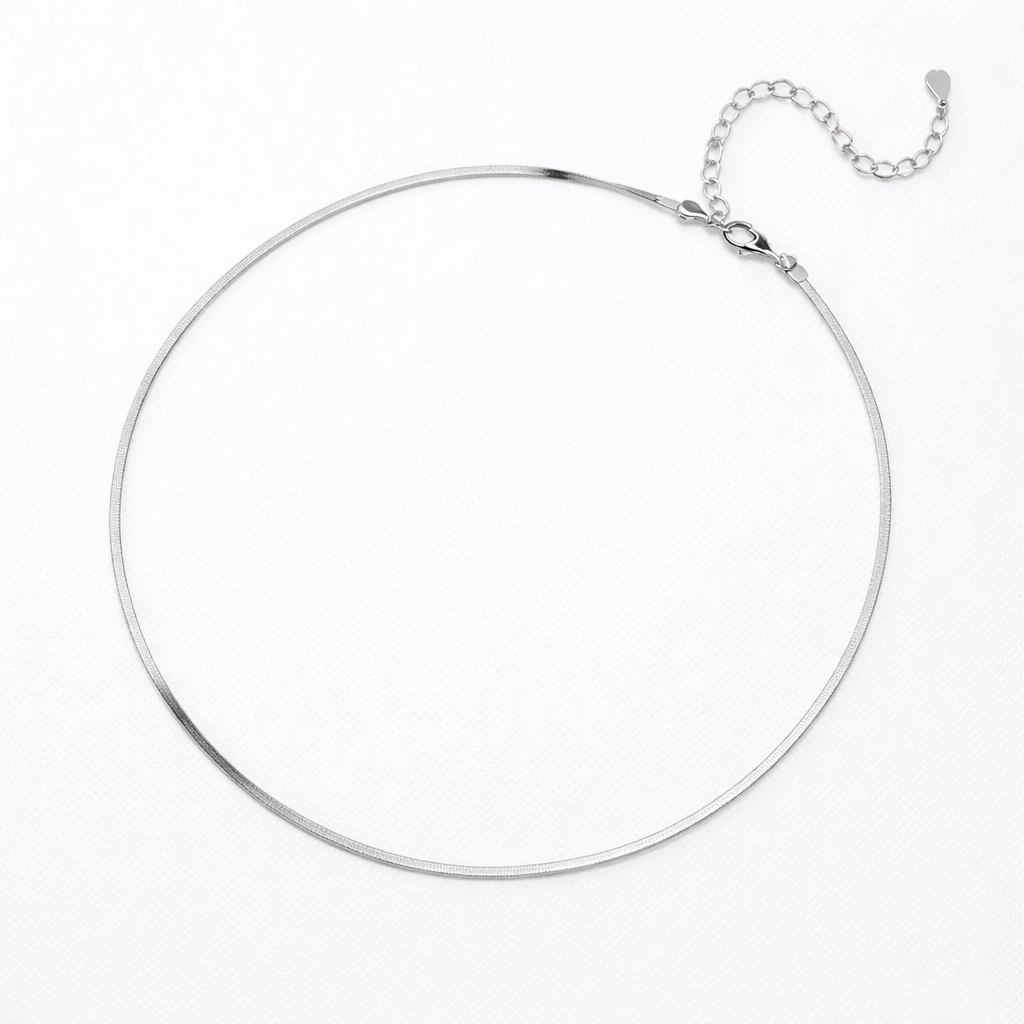 Sølv herringbone halskjede i et fint studio.