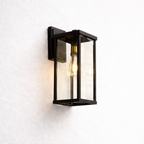 Stor vegglampe til utendørsvegg i sort. 