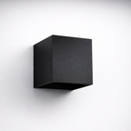 Sort vegglampe for ute belysning. 