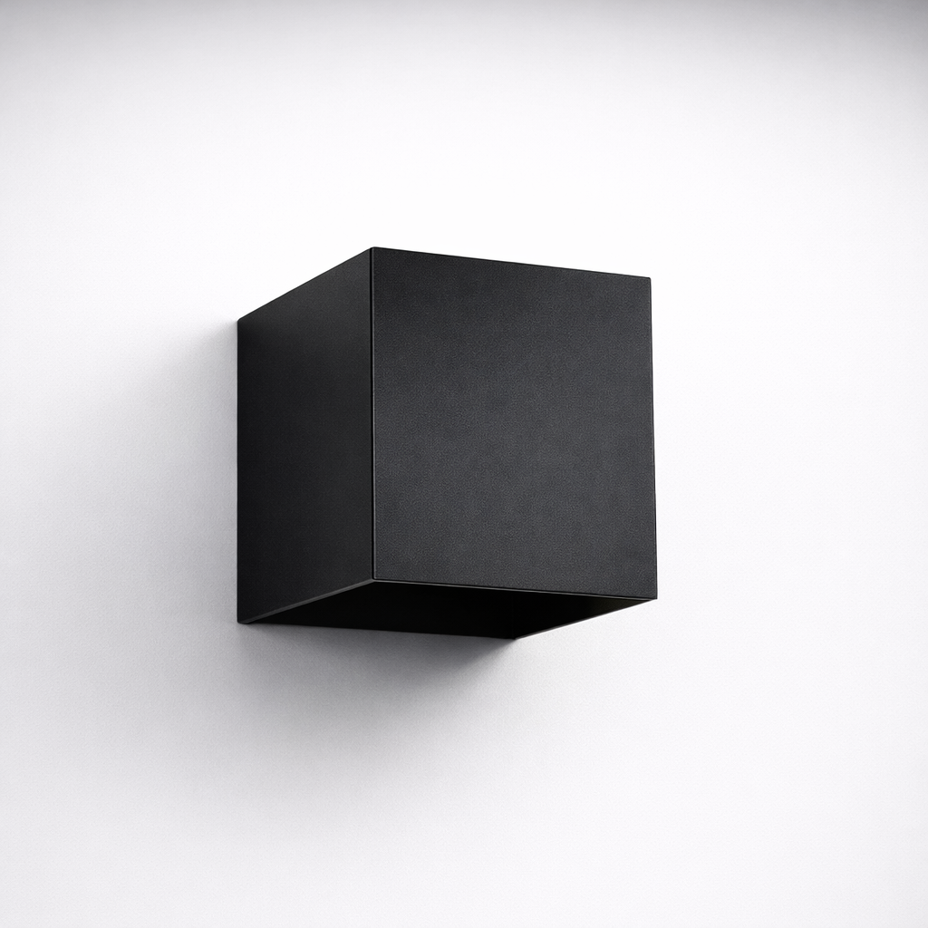 Sort vegglampe for ute belysning. 