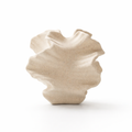 Liten vase i beige laget av keramikk i et hvitt studio. 