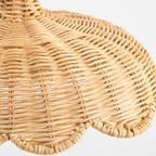 Detaljer på bølgete rattan pendellampe i et studio. 