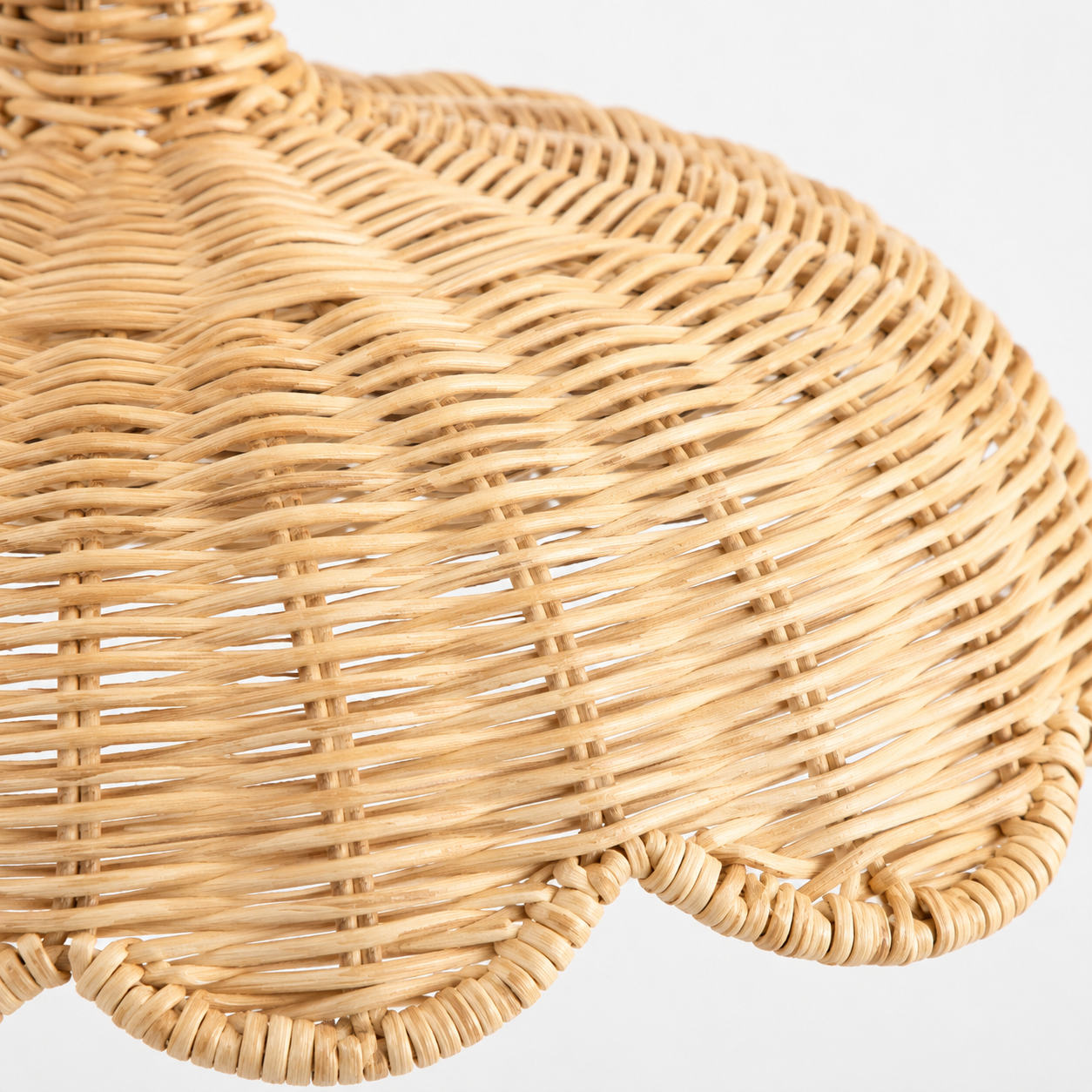 Detaljer på bølgete rattan pendellampe i et studio. 
