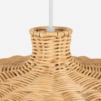 detaljer på en rattan jute pendellampe i et studio. 