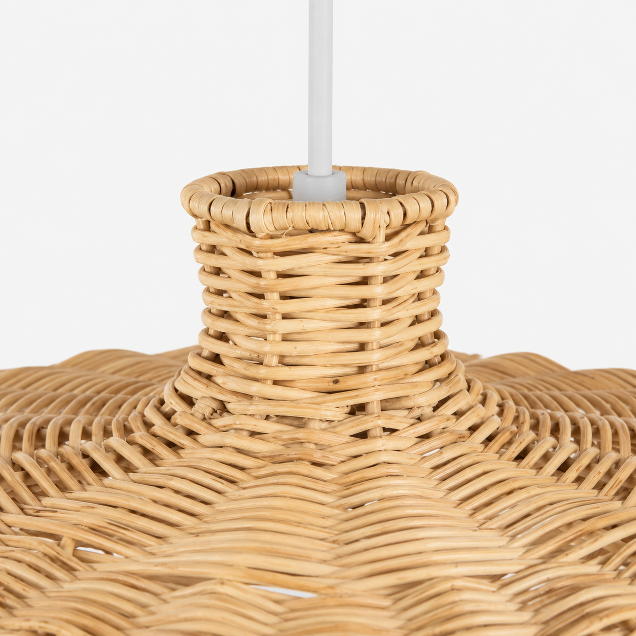 detaljer på en rattan jute pendellampe i et studio. 