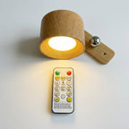 Unik liten vegglampe i tre som kan festes på veggen med en fjernkontroll. 