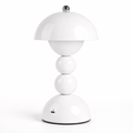 hvit liten lampe med usb c ladekabel i studio