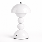 hvit liten lampe med usb c ladekabel i studio