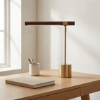 Bordlampe i tre og metall på en fin pult. 
