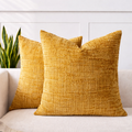 To fine yellow teksturerte putetrekk i sofa